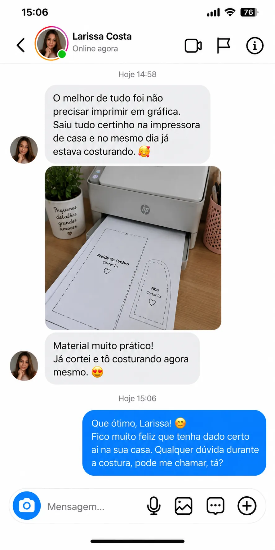 Conversa com Larissa Costa mostrando a impressão dos moldes em uma impressora doméstica